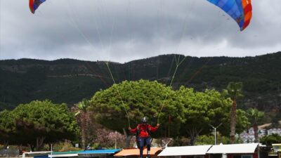 ANTALYA (AA) – Antalya'nın Alanya ilçesinde düzenlenen Türkiye Yamaç Paraşütü