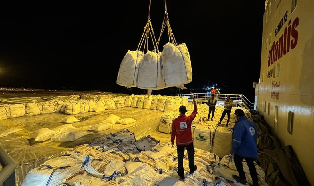 Türkiye'den Gazze'ye gönderilen "9. İyilik Gemisi"ndeki 3 bin 774 ton