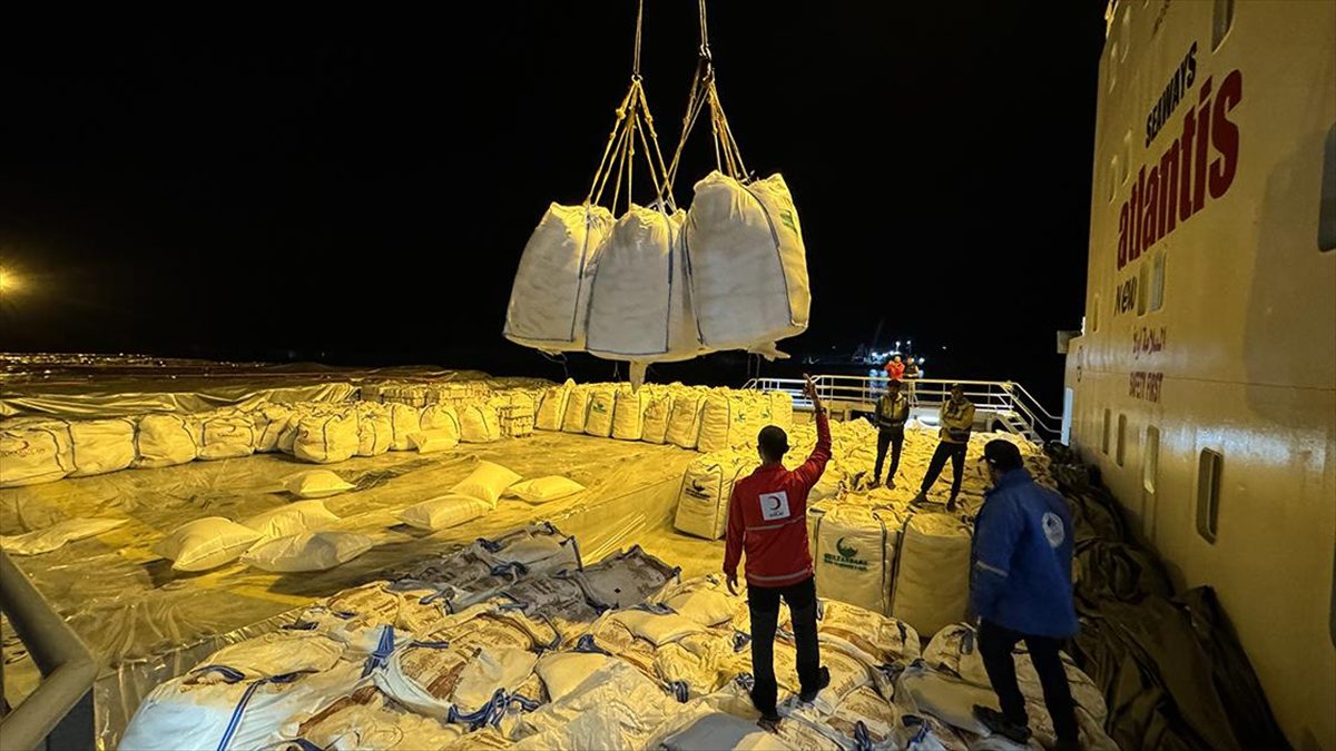 Türkiye'den Gazze'ye gönderilen "9. İyilik Gemisi"ndeki 3 bin 774 ton