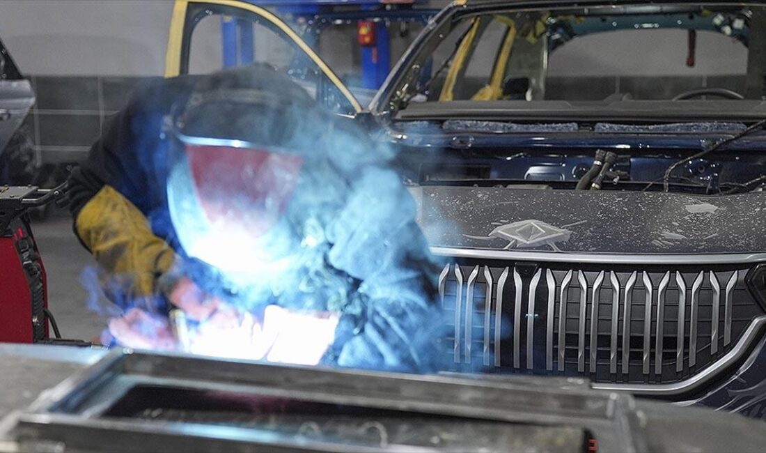 Ankara'da araç zırhlama işiyle uğraşan İsmail Eşsiz, yerli elektrikli otomobil