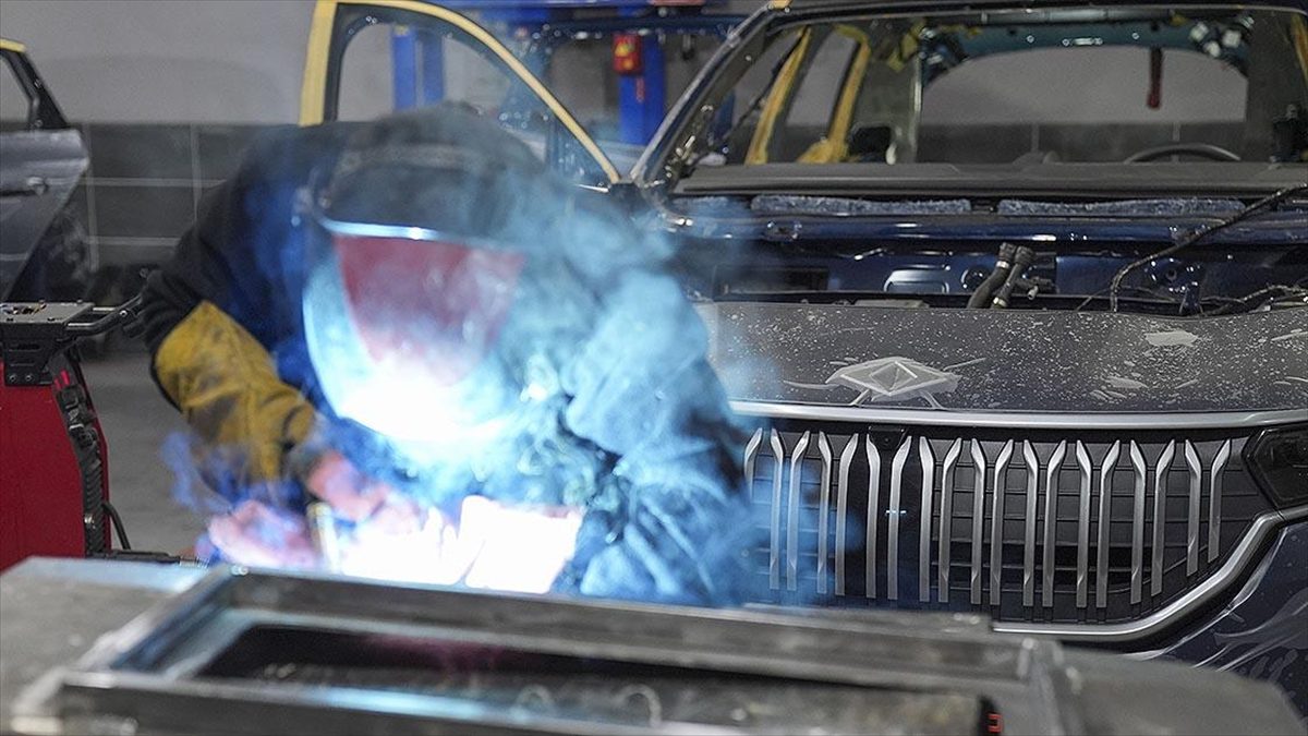 Ankara'da araç zırhlama işiyle uğraşan İsmail Eşsiz, yerli elektrikli otomobil