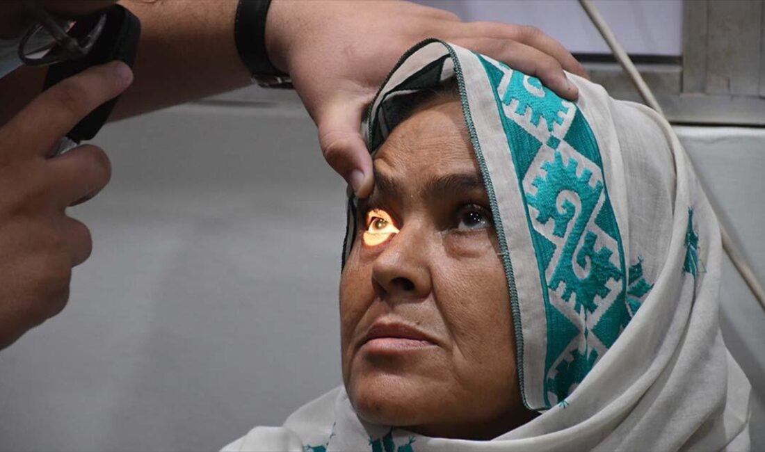 Uganda'da son 3 haftada bulaşıcı "kırmızı göz" (konjonktivit) hastalığına yakalananların