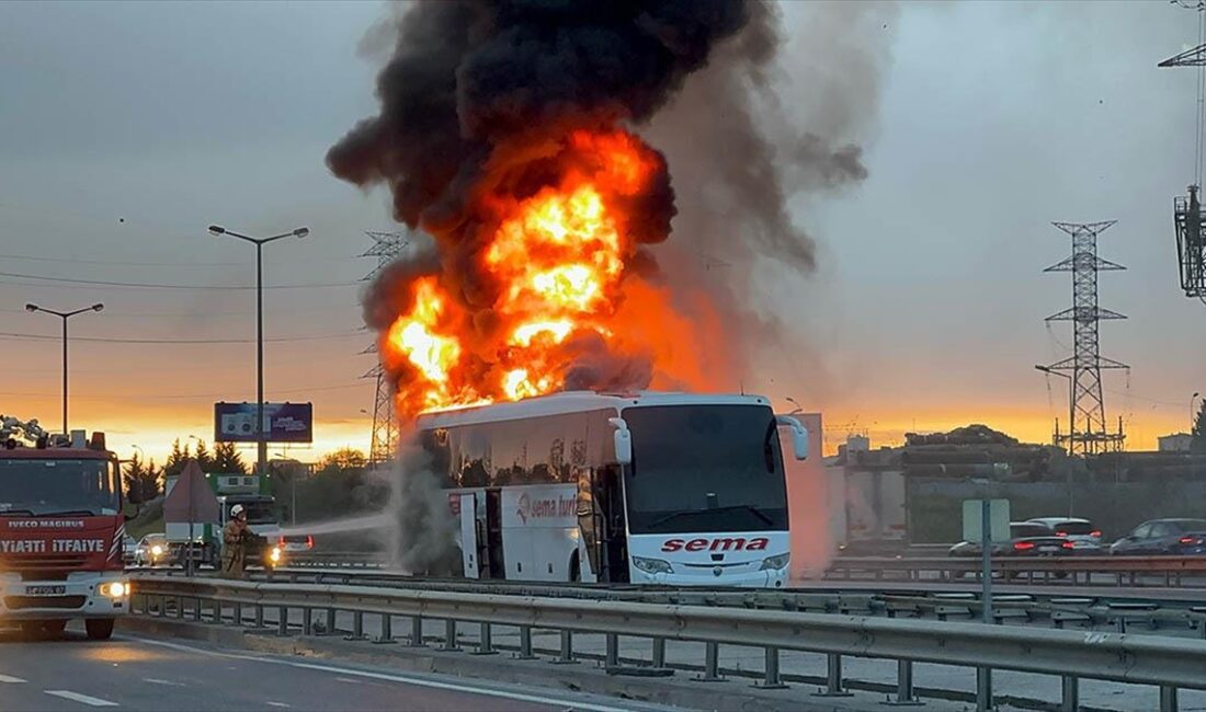 Ümraniye'de ayrı noktalardaki iki yolcu otobüsünde çıkan yangınlar, itfaiye ekiplerince