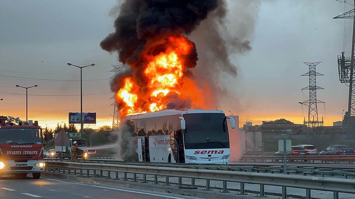 Ümraniye'de ayrı noktalardaki iki yolcu otobüsünde çıkan yangınlar, itfaiye ekiplerince
