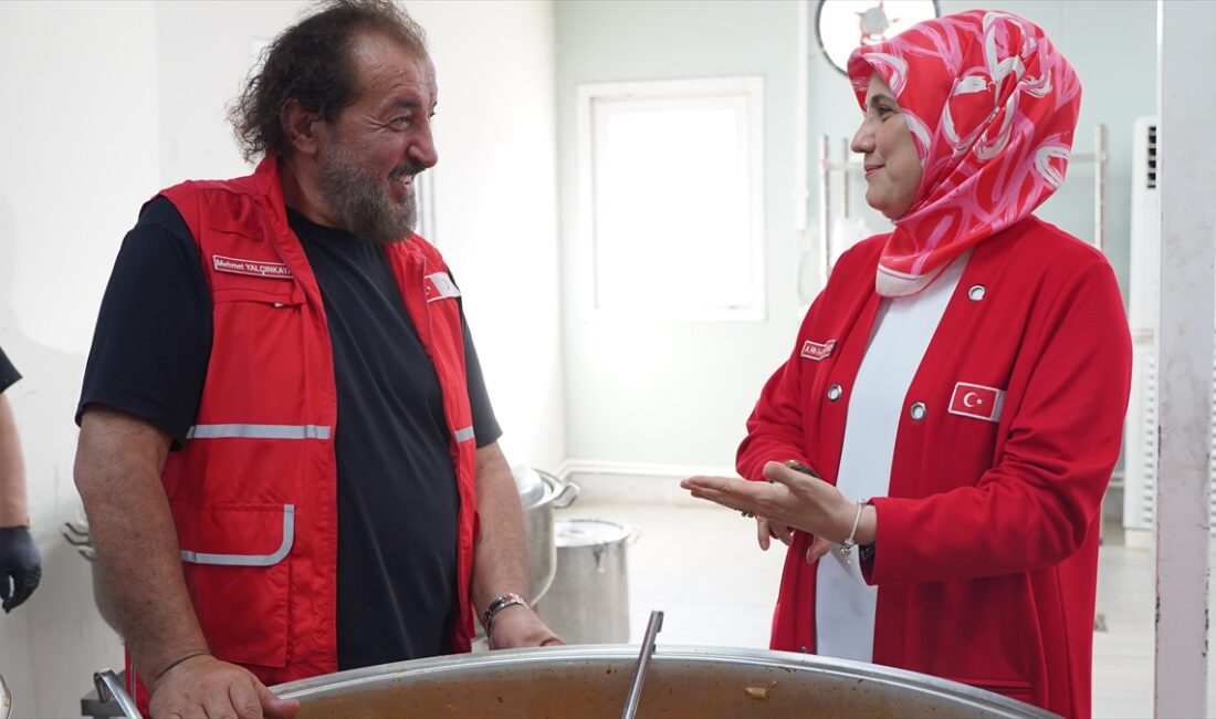 KAHRAMANMARAŞ (AA) – Ünlü şef Mehmet Yalçınkaya’ya yemeklerin hazırlanmasında Türk