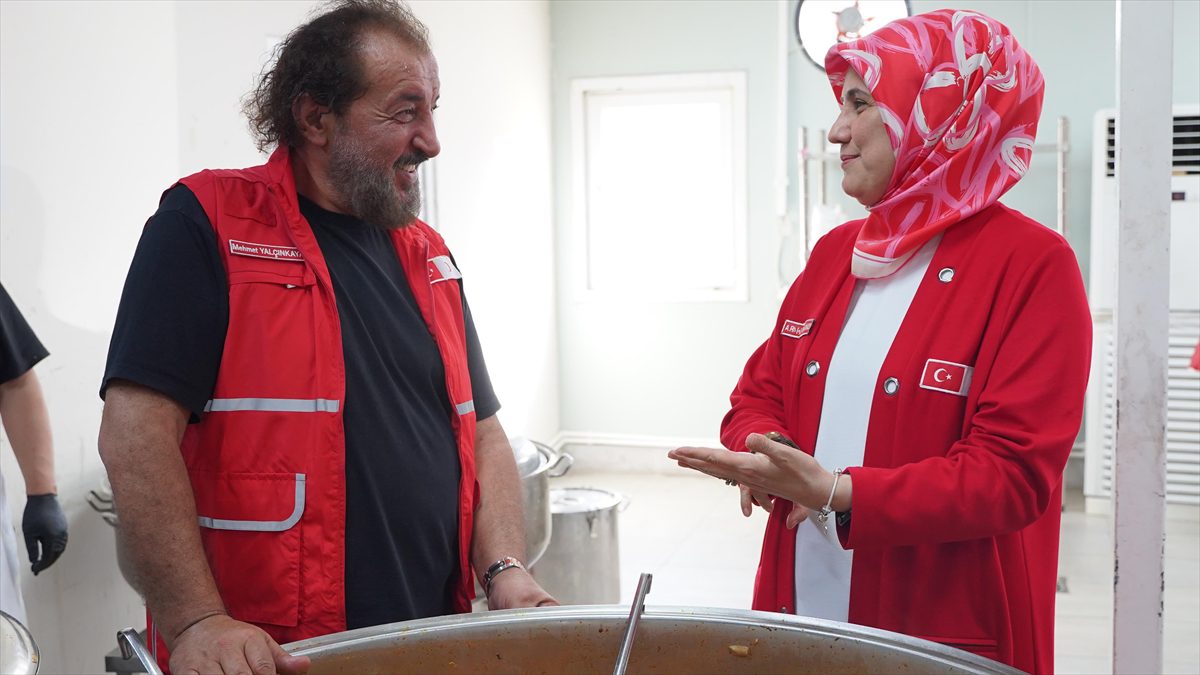 KAHRAMANMARAŞ (AA) – Ünlü şef Mehmet Yalçınkaya’ya yemeklerin hazırlanmasında Türk