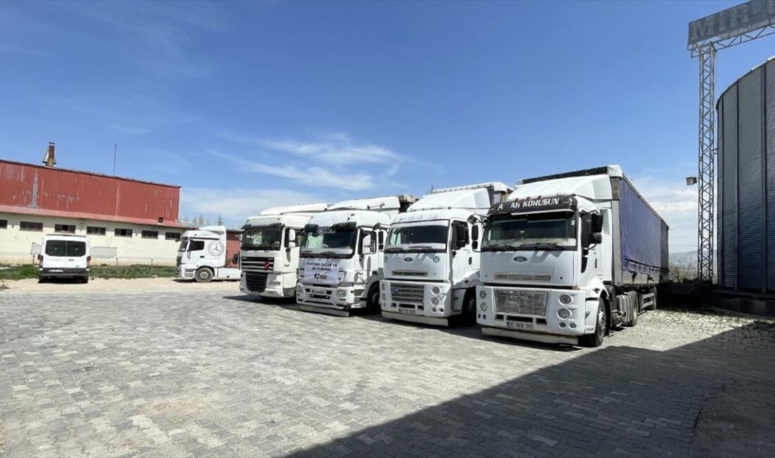 Van'dan, İsrail'in saldırıları altındaki Gazze'ye 150 ton un gönderildi.