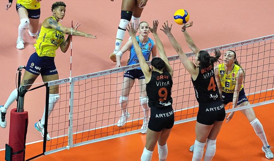 Fenerbahçe Opet, Vodafone Sultanlar Ligi'nde 2-1 önde olduğu play-off final