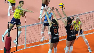 Fenerbahçe Opet, Vodafone Sultanlar Ligi'nde 2-1 önde olduğu play-off final