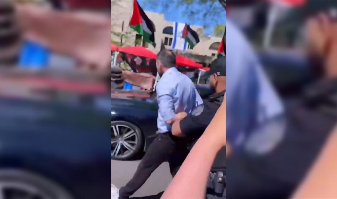 İsrail’in Washington Büyükelçiliği önündeki savaş karşıtı bir gösteride, İsrail yanlısı