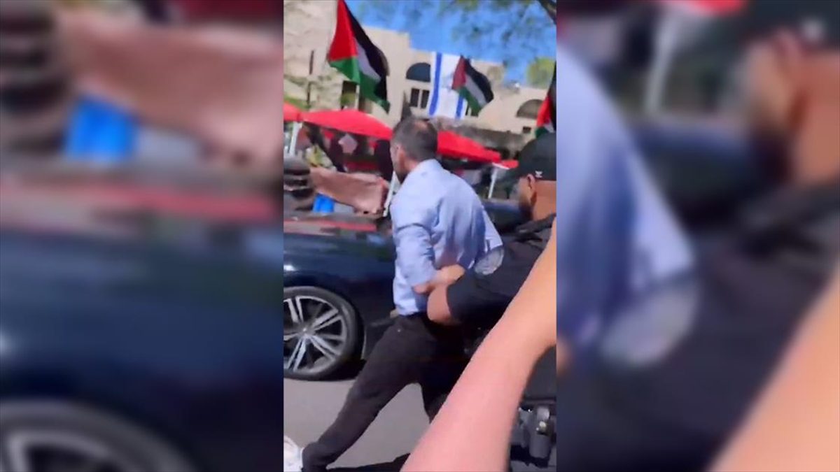 İsrail’in Washington Büyükelçiliği önündeki savaş karşıtı bir gösteride, İsrail yanlısı
