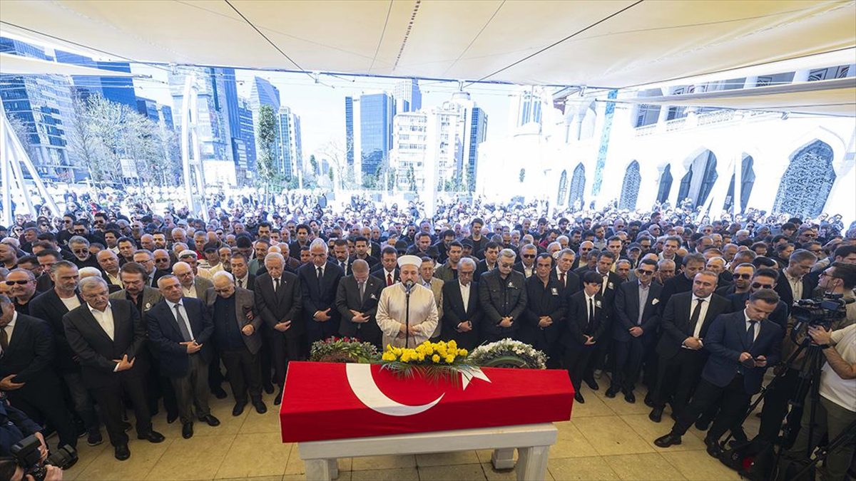 Siyaset ve sanat dünyasından çok sayıda kişinin katıldığı cenaze töreninin
