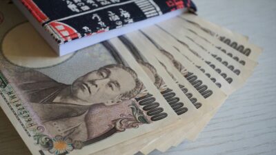 Japon yeni, başta dolar olmak üzere diğer para birimleri karşısında