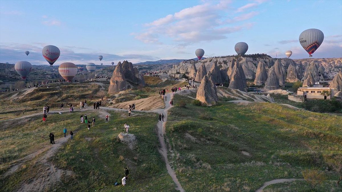 Ramazan Bayramı tatilinde Kapadokya'yı tercih eden yerli konuklar, sıcak hava