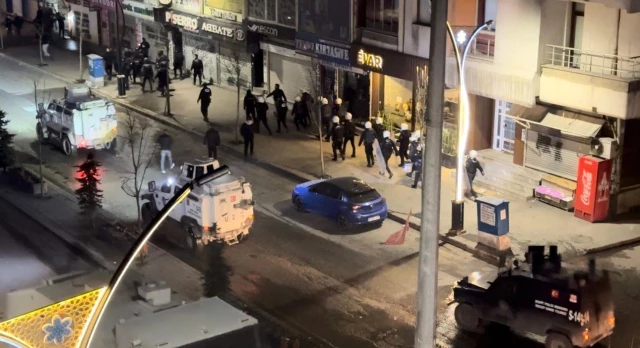 Mazbata krizinde protestolar Hakkari’ye sıçradı! Sokaklar savaş alanına döndü, esnaf kepenk kapattı.