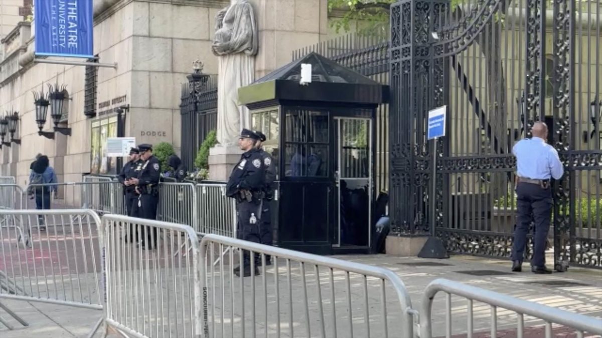 NEW YORK (AA) – NYPD’ye bağlı polisler, kampüs içinde ve