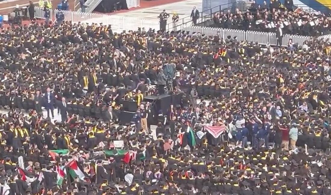 ABD’nin Michigan Üniversitesinde yapılan mezuniyet töreni sırasında, Filistin destekçisi öğrenciler
