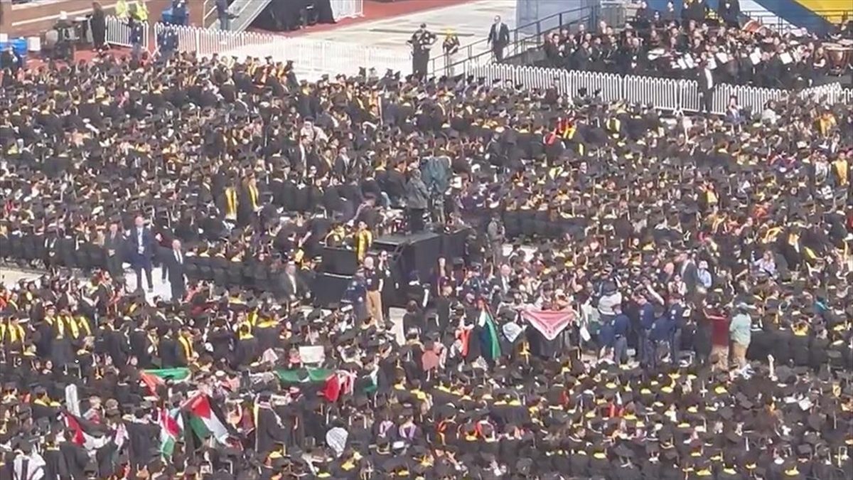 ABD’nin Michigan Üniversitesinde yapılan mezuniyet töreni sırasında, Filistin destekçisi öğrenciler