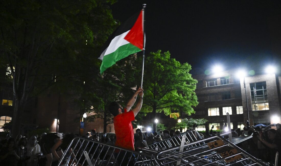 ABD'li aktivistler, ülkedeki üniversitelerde devam eden protestoların polis müdahalelerin ve