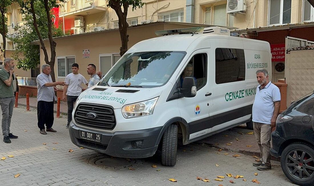 Adana'nın İmamoğlu ilçesinde sahipsiz köpeklerin saldırısına uğrayan kadın hayatını kaybetti.