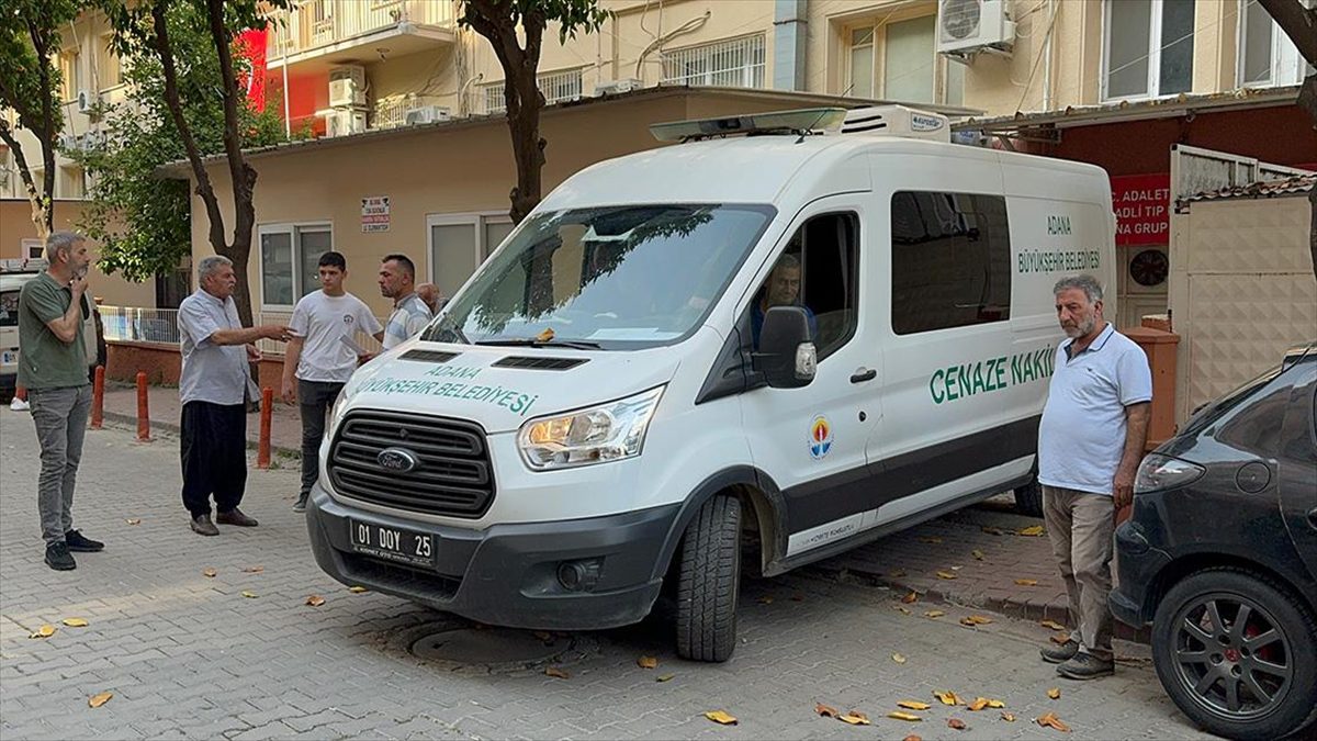 Adana'nın İmamoğlu ilçesinde sahipsiz köpeklerin saldırısına uğrayan kadın hayatını kaybetti.