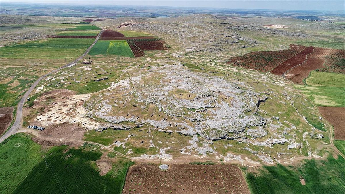 Adıyaman'da, Roma dönemine ait ve içerisinde kaya mezarı bulunan Tharsa