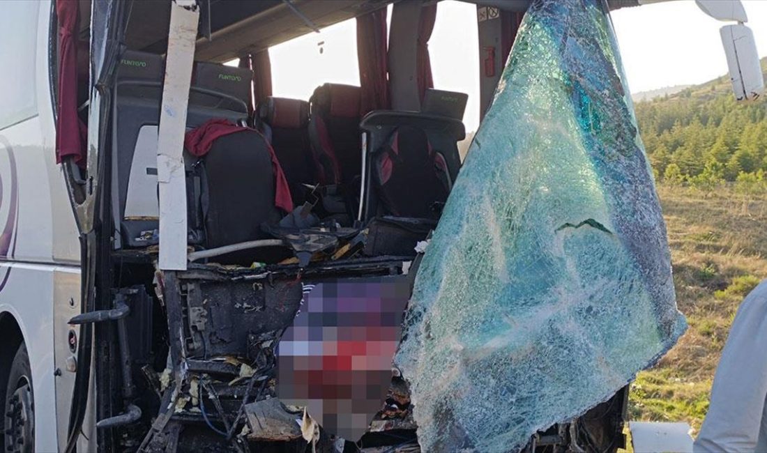 Afyonkarahisar'ın Sandıklı ilçesinde yolcu otobüsü ile kamyonetin çarpışması sonucu 1