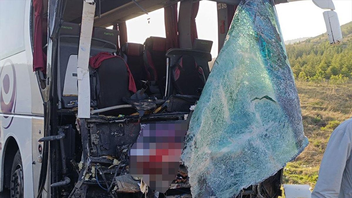 Afyonkarahisar'ın Sandıklı ilçesinde yolcu otobüsü ile kamyonetin çarpışması sonucu 1