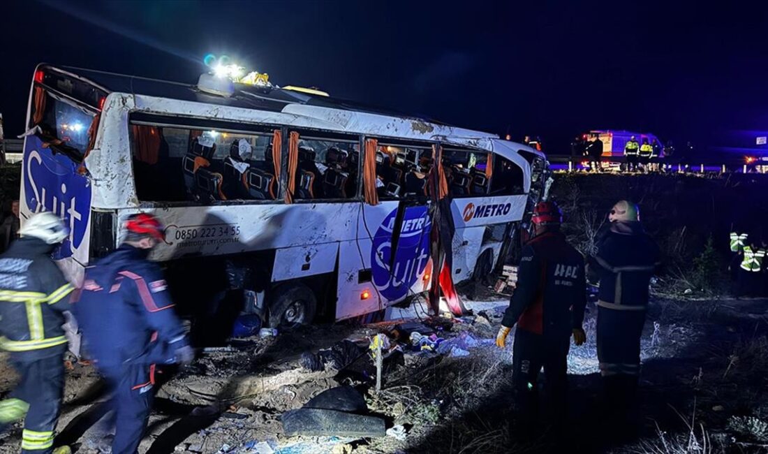 Aksaray'da yolcu otobüsünün şarampole devrilmesi sonucu 2 kişi hayatını kaybetti,