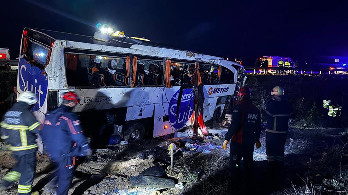 Aksaray'da yolcu otobüsünün şarampole devrilmesi sonucu 2 kişi hayatını kaybetti,