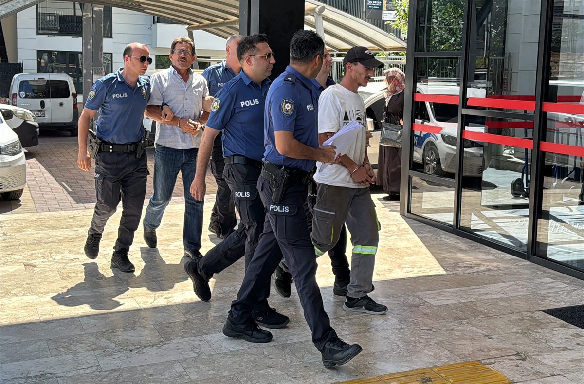 Alanya'da okul servisinin camını kıran şüpheli ve babası adliyeye sevk edildi