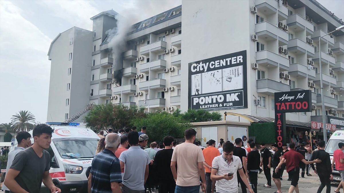 Alanya'da otel lojmanında çıkan yangında 9 kişi dumandan etkilendi