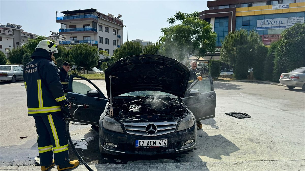 Alanya’da park halindeki otomobilde çıkan yangın söndürüldü