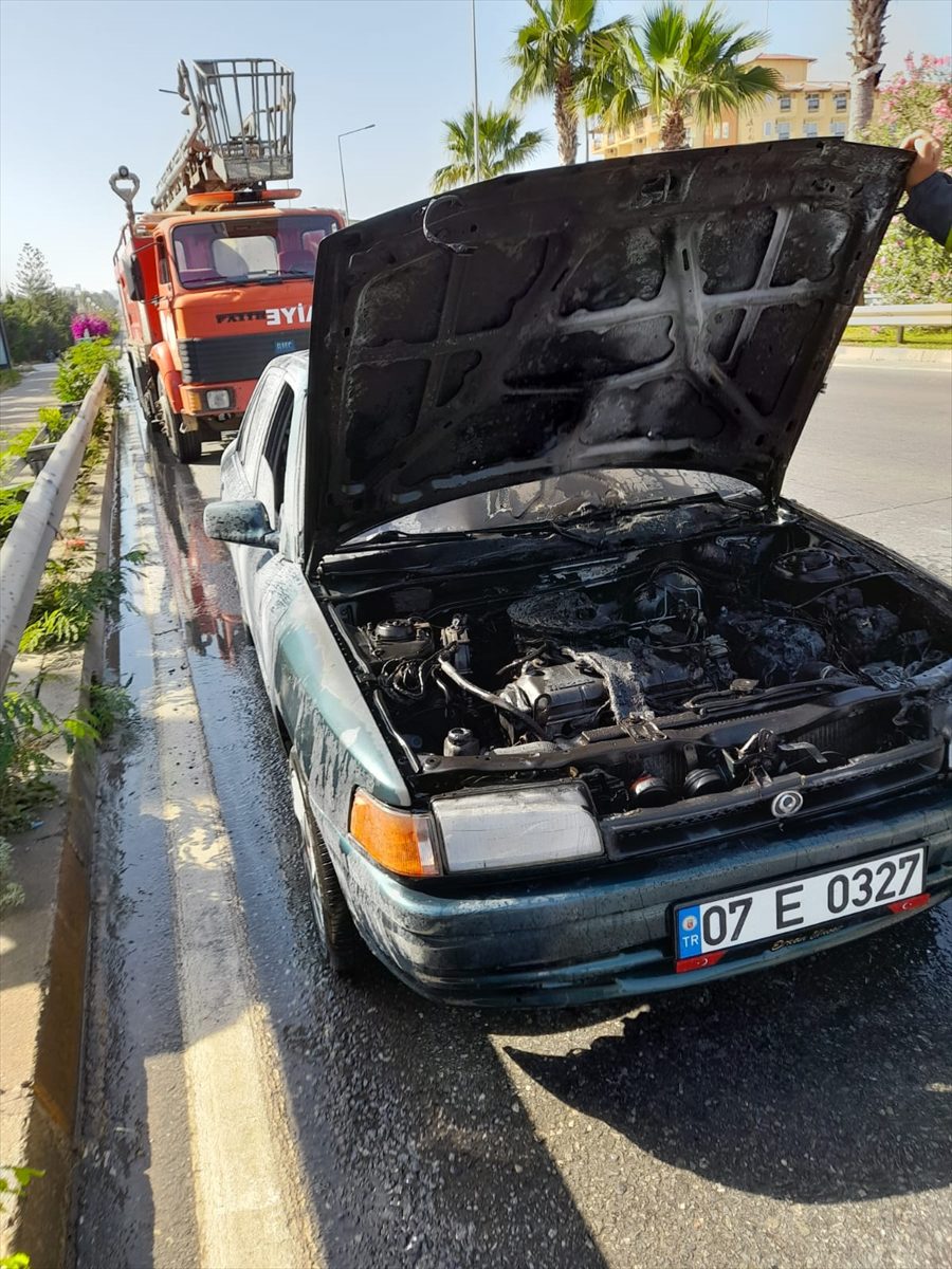 Alanya'da seyir halindeki otomobil yandı