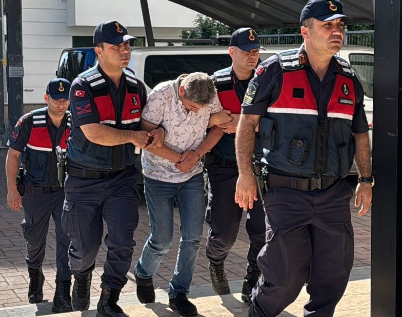 ANTALYA (AA) – Antalya'nın Alanya ilçesinde yolun karşısına geçmeye çalışan