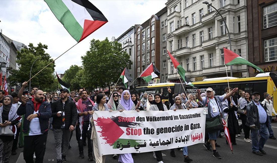 BERLIN (AA) – Schöneberg semtindeki Sophi-Scholl Ortaokulu önünde toplanan çok