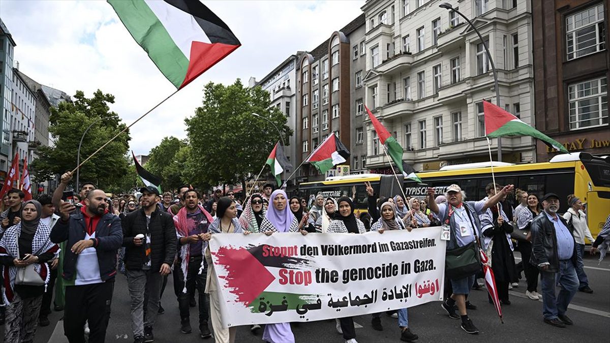 BERLIN (AA) – Schöneberg semtindeki Sophi-Scholl Ortaokulu önünde toplanan çok