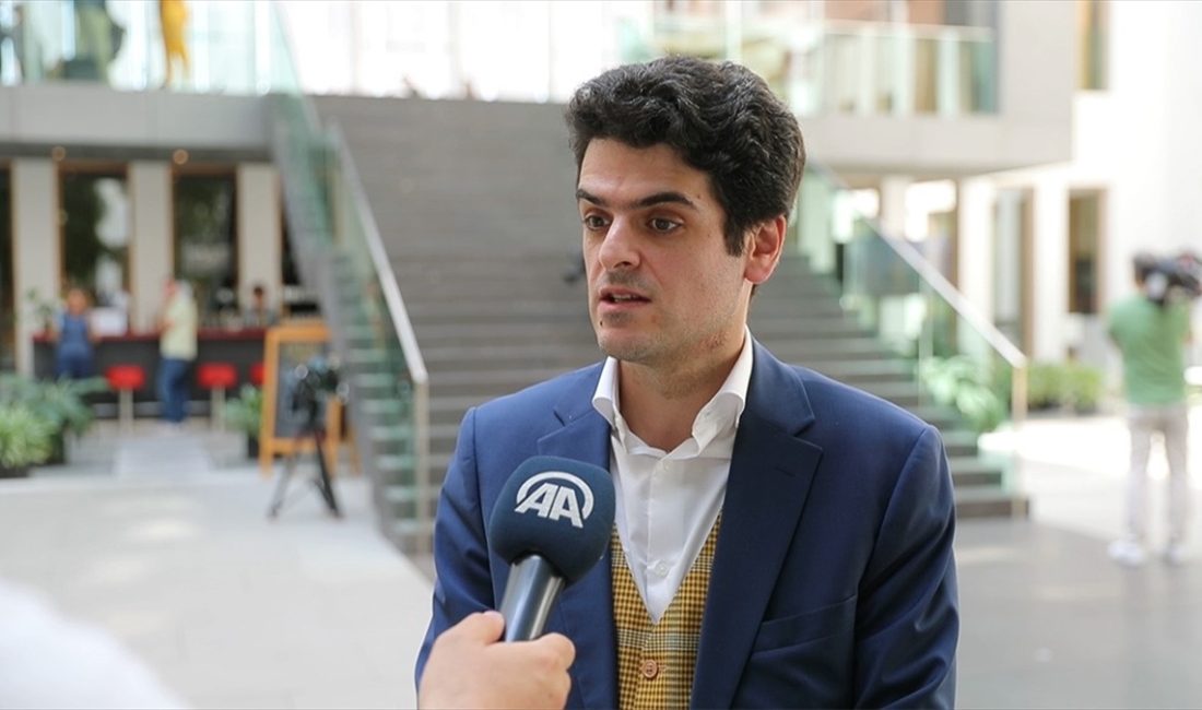 Almanya'nın başkenti Berlin'de Müzik Yüksek Okulu Barenboim-Said Akademisinde görevli Yahudi