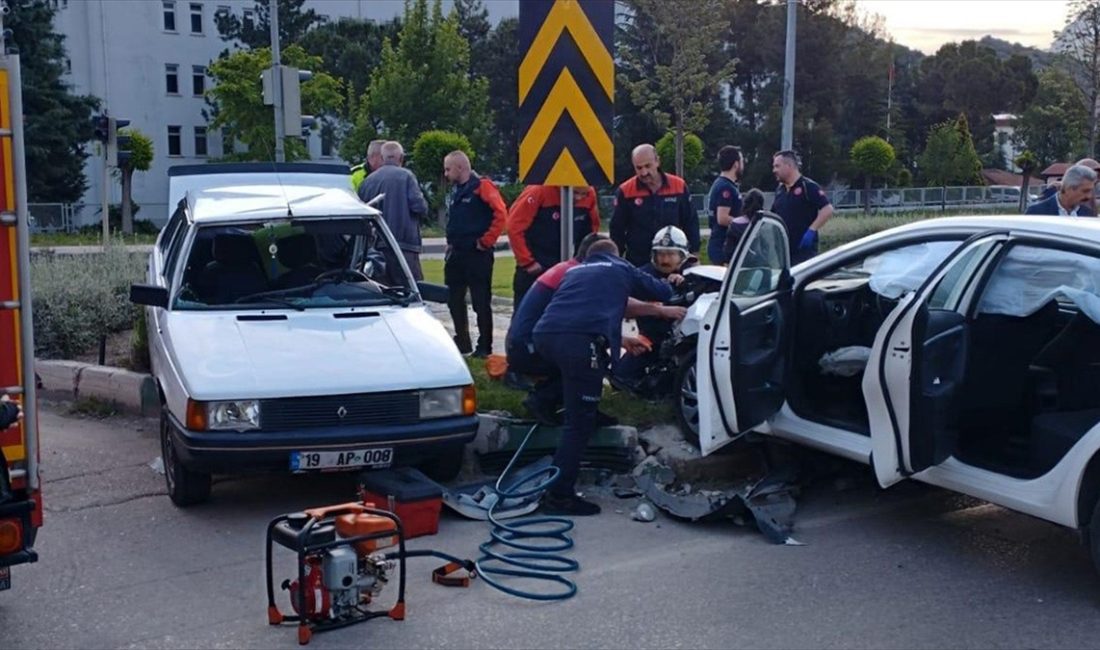 Amasya'da iki otomobilin çarpışması sonucu 5 kişi yaralandı.