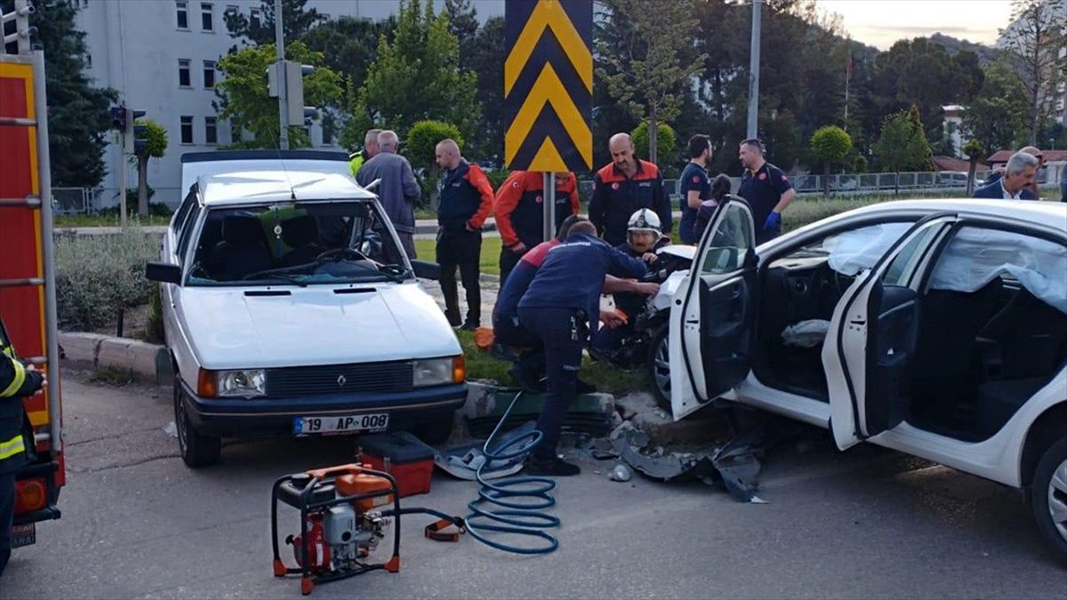 Amasya'da iki otomobilin çarpışması sonucu 5 kişi yaralandı.