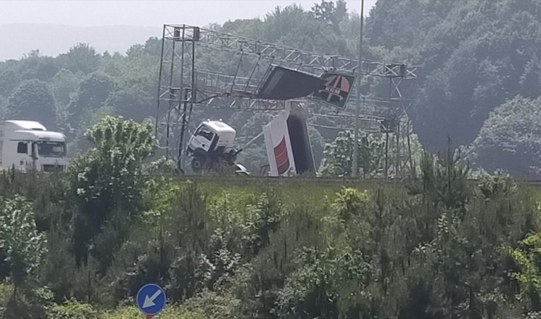 DÜZCE (AA) – Otoyolun üst yapı çalışmaları nedeniyle ulaşıma kapalı
