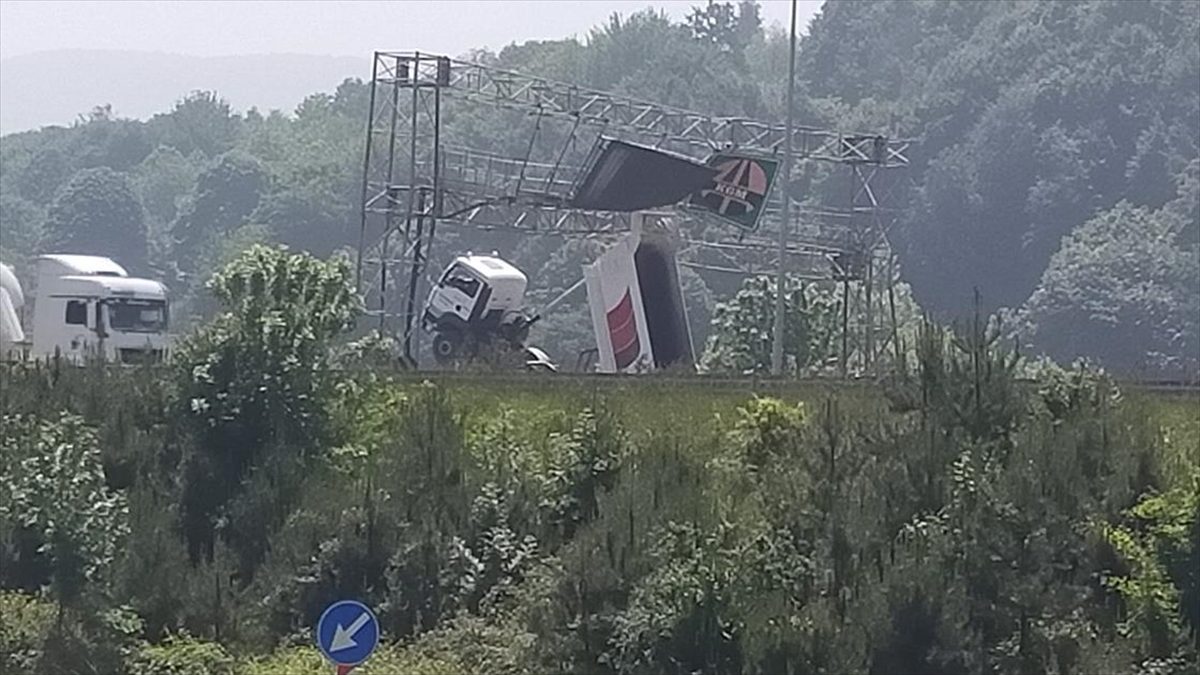 DÜZCE (AA) – Otoyolun üst yapı çalışmaları nedeniyle ulaşıma kapalı