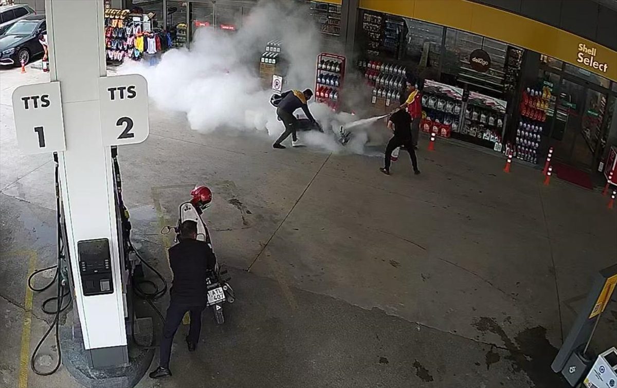 Antalya'da akaryakıt istasyonunda motosiklette çıkan yangın güvenlik kamerasında