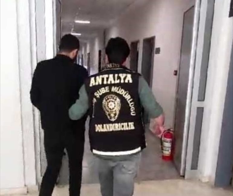 ANTALYA (AA) – Antalya'da kendini avukat olarak tanıtarak 6 kişiyi