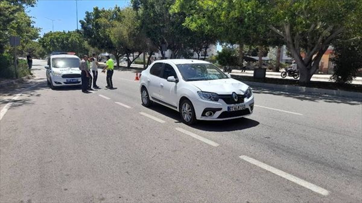 Antalya'da otomobilin çarptığı çocuk, ağır yaralandı