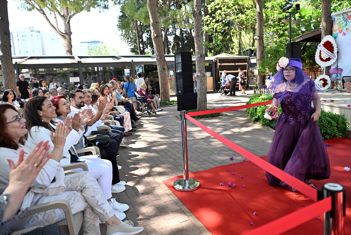 Antalya'da özel bireyler tasarladıkları kıyafetlerle defileye çıktı