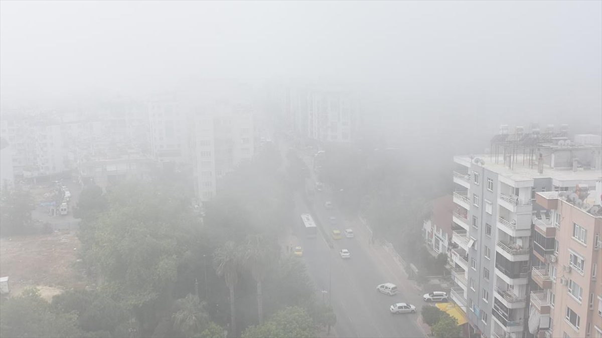ANTALYA (AA) – Kent merkezinde sabah saatlerinden itibaren sis bulutu