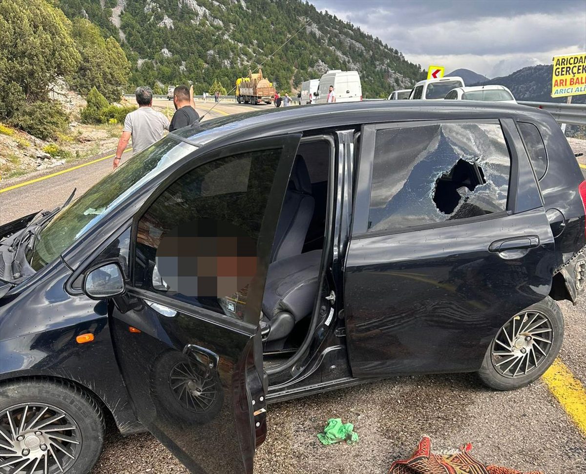 ANTALYA (AA) – Antalya'nın Akseki ilçesinde otomobilin refüje çarpması sonucu