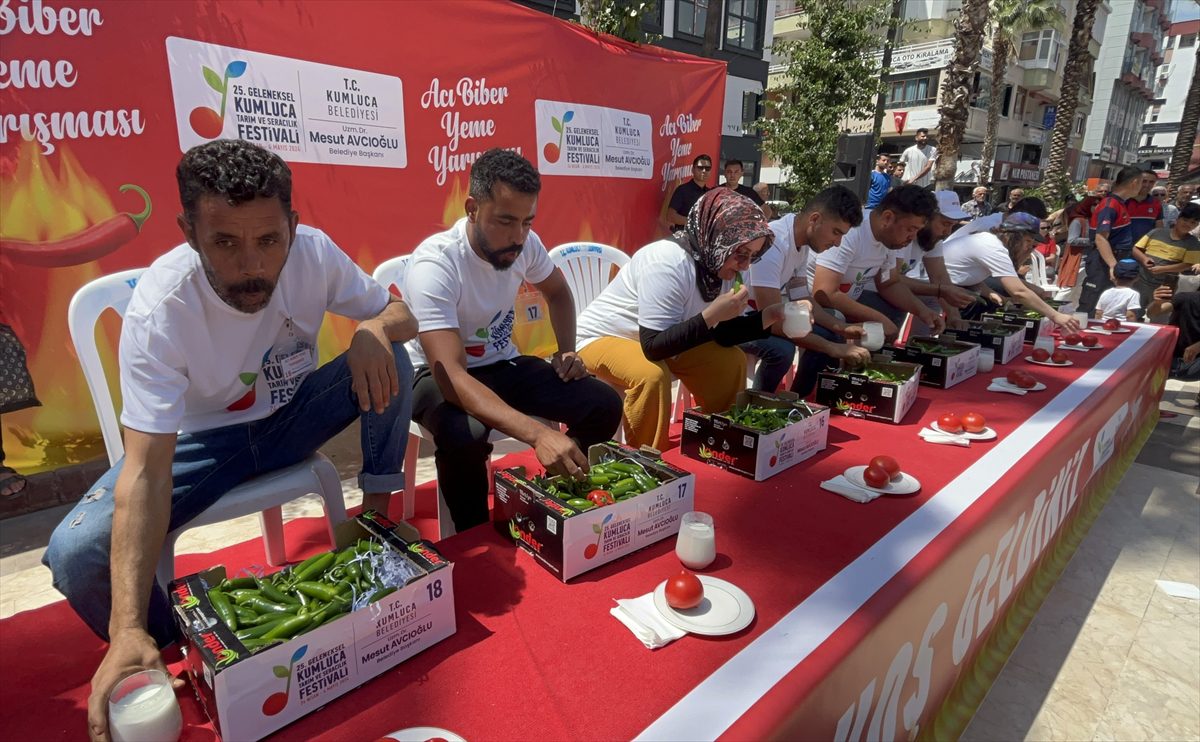 Antalya'daki festivalde 3 dakikada 323 gram acı biber yiyen kişi birinci oldu