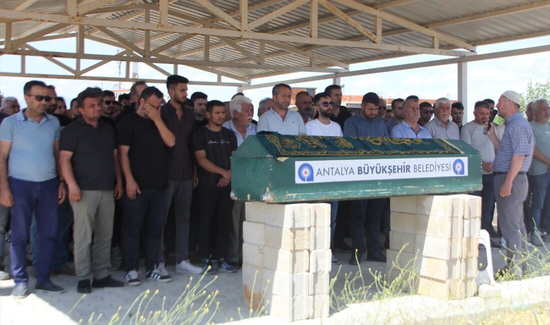 ANTALYA (AA) – Antalya'nın Serik ilçesinde beton ve demir parçalarına